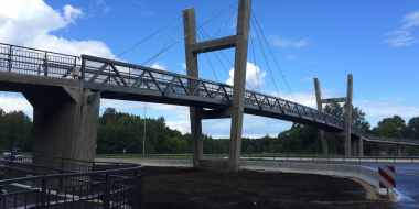 Gājēju / velosipēdistu tilts pār autoceļu A10 Rīga - Ventspils 