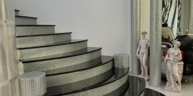 Stikla mozaīkas šuves, kas aizpildītas ar epoksīda šuvotāju