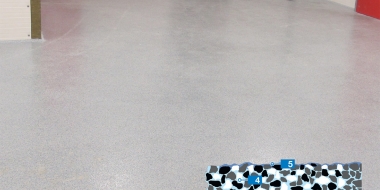 Rescryl BC: Dekoratīvs, neslīdošs akrila bāzes pārklājums ar krāsainām smiltīm industriālajām grīdām