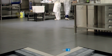 Rescryl BC: Dekoratīvs neslīdošs akrila bāzes pārklājums industriālajām grīdām ar krāsainām smiltīm